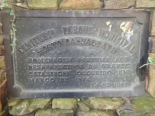 Monumento em lembrança aos mortos da enchente de 1974 no Cemitério Horto dos Ipês em Tubarão, detalhe