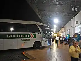 Movimento noturno no ponto de apoio de Realeza, polo de empresas de ônibus, postos de gasolinas e restaurantes.