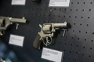 Um revólver da Forehand & Wadsworth no museu da Polícia Civil de São Paulo