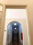 Vista do corredor interno de acesso às salas.