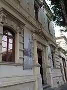 Vista lateral da porta de entrada.