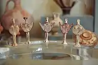 Estatuetas micênicas intituladas "deusas dos pássaros", séculos XIV a XIII a.C.