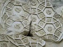 Caixa esculpida da abóbada do fundo.