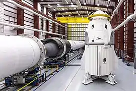 A cápsula Dragon 2 no LC-39A Horizontal Integration Facility da SpaceX.