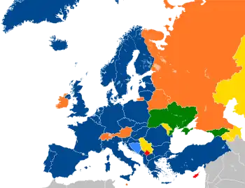 Um mapa da Europa com países em seis cores diferentes com base em sua afiliação à OTAN.