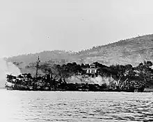 USS LST-282 afundado ao largo do Cabo Dramont em 15 de agosto de 1944, na noite do Dia D, após ser atingido por uma bomba planadora. Aqui é visto em 16 de agosto em frente à Praia Verde (Camel), perto de St. Raphael, França.