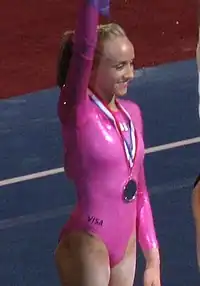 Nastia Lukin sorri após receber uma medalha.