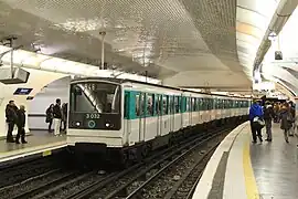 Um MF 67 na estação da linha 9.
