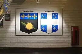 Brasões presentes na plataforma da linha 9 direção Mairie de Montreuil.