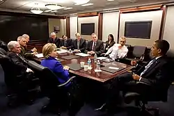 O Presidente Barack Obama em seu gabinete, conversando com sua equipe de segurança nacional.