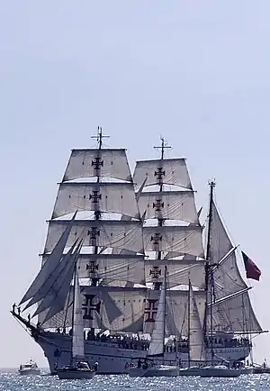 O NRP Sagres navegando no rio Tejo