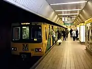 Trem parado na plataforma