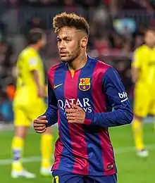 Neymar vestindo a camisa azul-grená do Barcelona