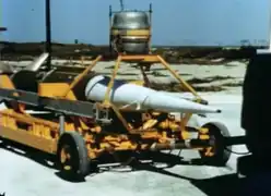 01 - Foguete Nike Smoke em direção a plataforma de lançamento.