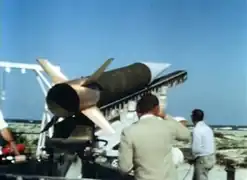 04 - Foguete Nike Smoke sendo erguido pela torre de lançamento.