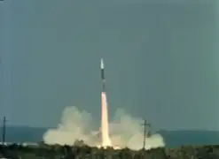 05 - O foguete Nike Smoke logo após o lançamento.