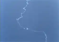 08 - Rastro de fumaça, já tendo sofrido o efeito dos ventos horizontais de grande altitude.