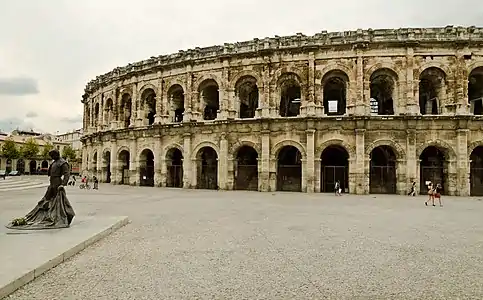 Arena e a estátua de Nimeño II, um grande toureiro local