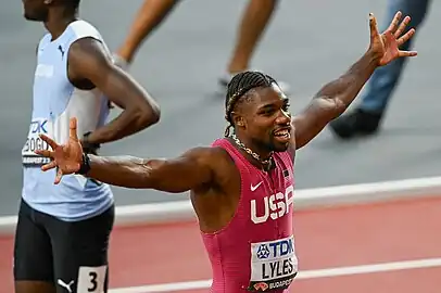 Noah Lyles, velocista norte-americano, único atleta a ganhar três medalhas de ouro nesta edição do Mundial.
