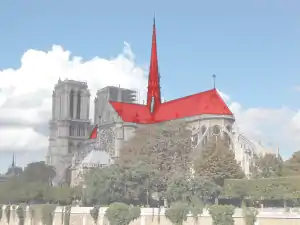 Em vermelho, as partes destruídas da Notre-Dame de Paris.