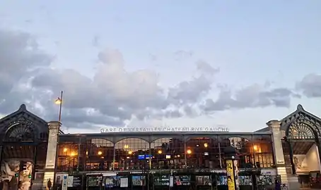 Fachada renovada com o termo Versailles Château Rive Gauche.