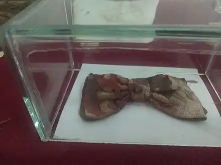 Sua gravata de casamento, também exposta no museu.