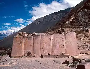 Parede dos Seis Monólitos em Ollantaytambo com "tema de passo"