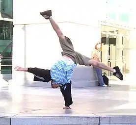 Um braço, com straddle split