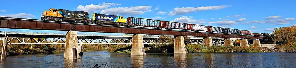 Trem de carga da Ontario Northland sobre o Rio Missinaibi em Mattice-Val Côté no Norte de Ontário