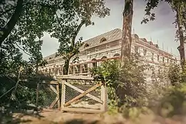 Orangerie da família Sanguszko do início do século XVIII, vista do parque