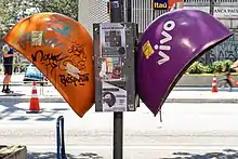 Orelhões da VIVO pichados em atos de vandalismo.