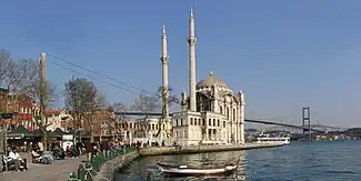 A margem do Bósforo junto à Mesquita de Ortaköy, com a Ponte do Bósforo em segundo plano