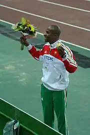 O português Nélson Évora comemora o ouro no salto triplo.