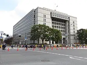 Corredoras passam em frente ao prédio da Prefeitura de Osaka.