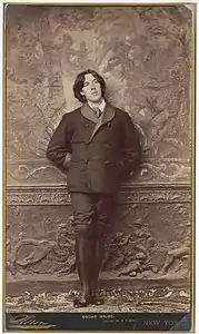 Uma das muitas fotografias de Oscar Wilde por Sarony.