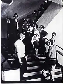 Grupo de alunas da oficina de tecelagem na Bauhaus em 1927
