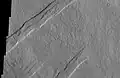 Oti Fossae, visto pela THEMIS. Esses grabens paralelos são encontrados no lado ocidental Arsia Mons; eles estão alinhados com a tendencia NE/SW dos três vulcões de Tharsis.