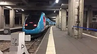 Um trem Ouigo na plataforma, na seção Vaugirard.