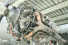 Vista de motor Pratt & Whitney R-1830 Twin Wasp. Esse motor equipava os DC-3 e C-47. Uma pane no motor da asa esquerda seguida de incêndio a bordo causaria a queda do PP-AXN, embora nunca fosse determinada a causa da pane.