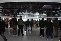 Público no Museu Oscar Niemeyer, em Curitiba, ao longo da inauguração da 14ª Bienal de Curitiba, realizada em 2019.