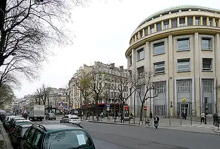 Vista para a Rue du Faubourg-Poissonnière. À direita, a agência de La Poste no local do antigo Bazar Bonne-Nouvelle.