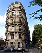 No 88: último número par, edifício de esquina com a Avenue de l'Observatoire.