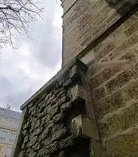 Vestígio acima do solo.