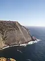 O monumento natural, na integra, visto do lado norte da Baia dos Lagosteiros.