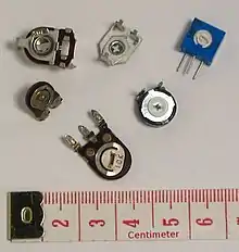 Trimmers (Potenciômetros multivoltas).