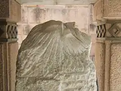 Cabeça reclinada de Pablo Iglesias em mármore cinza, esculpida por Emiliano Barral (1924-1930) e definida em 1929 pelo crítico Sánchez Rivero como "parábola de João Batista decapitado", uma metáfora profética.