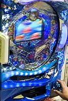 Uma máquina de pachinko moderna e eletrônica em um estabelecimento de Tóquio.