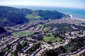 Vista aérea do distrito de Linda Mar em Pacifica