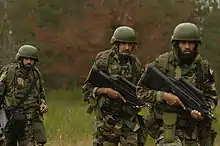 Militares da Ala de Serviço Especial, da Força Aérea do Paquistão, armados com fuzis F2000.