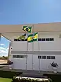 Bandeiras oficias na frente.